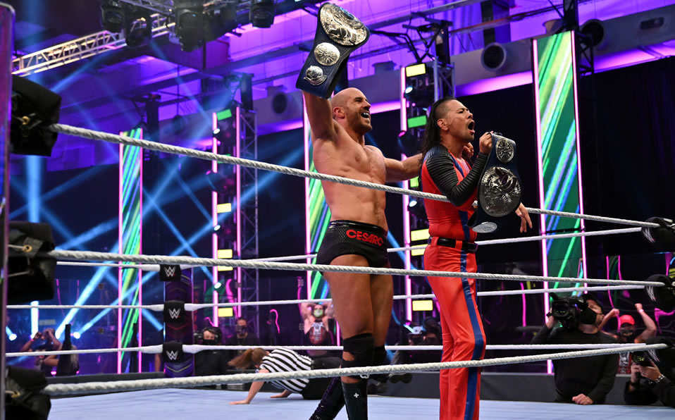 Cesaro mandó a Kofi Kingston a través de dos mesas y así, junto a Nakamura, son los nuevos monarcas de parejas.