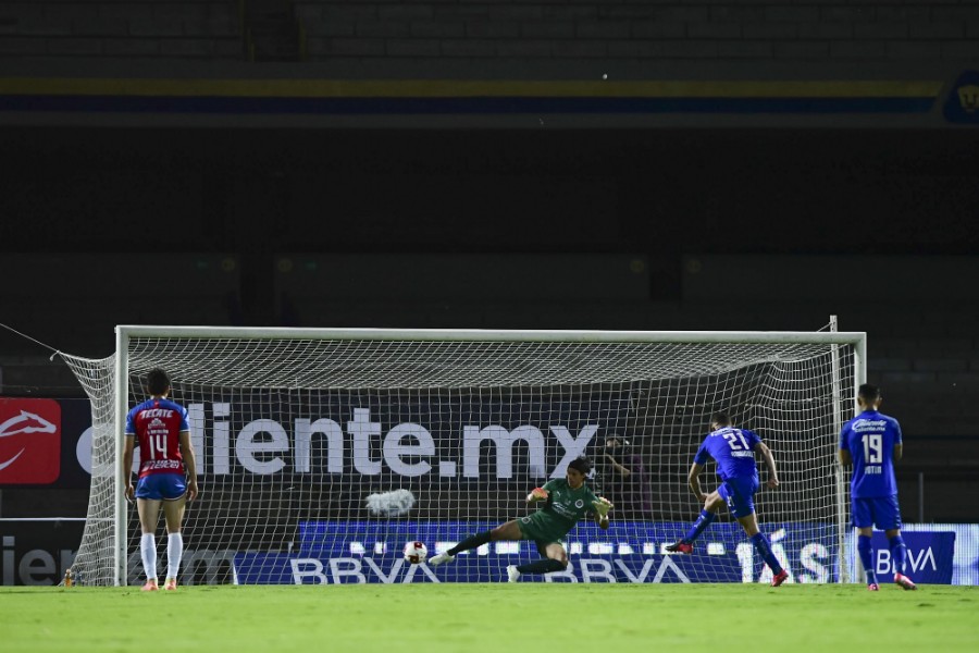 Jonathan rodríguez hizo efectiva la pena máxima y con ello el título. FOTO: Mexsport.