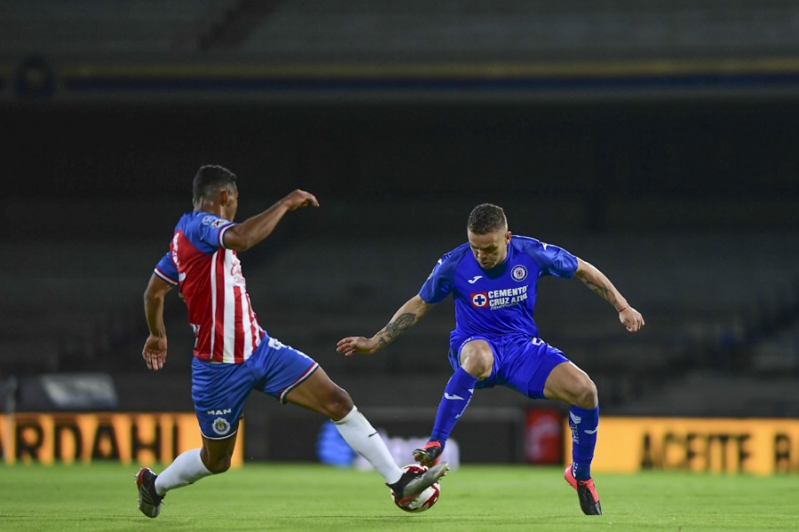 Cabecita Rodríguez controla el esférico ante Chivas. FOTO: Mexsport.