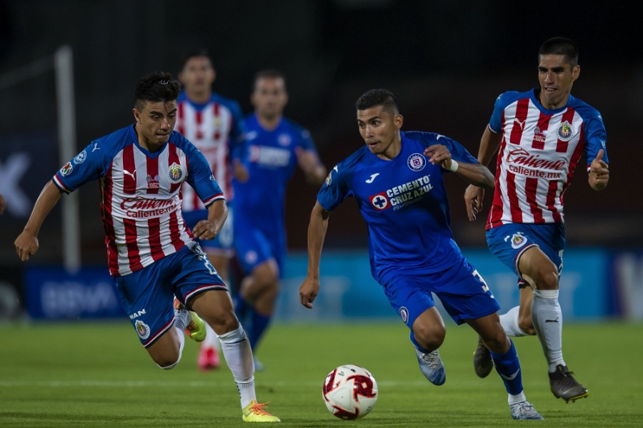Orbelín Pineda desborda en una jugada. FOTO: Mexsport.