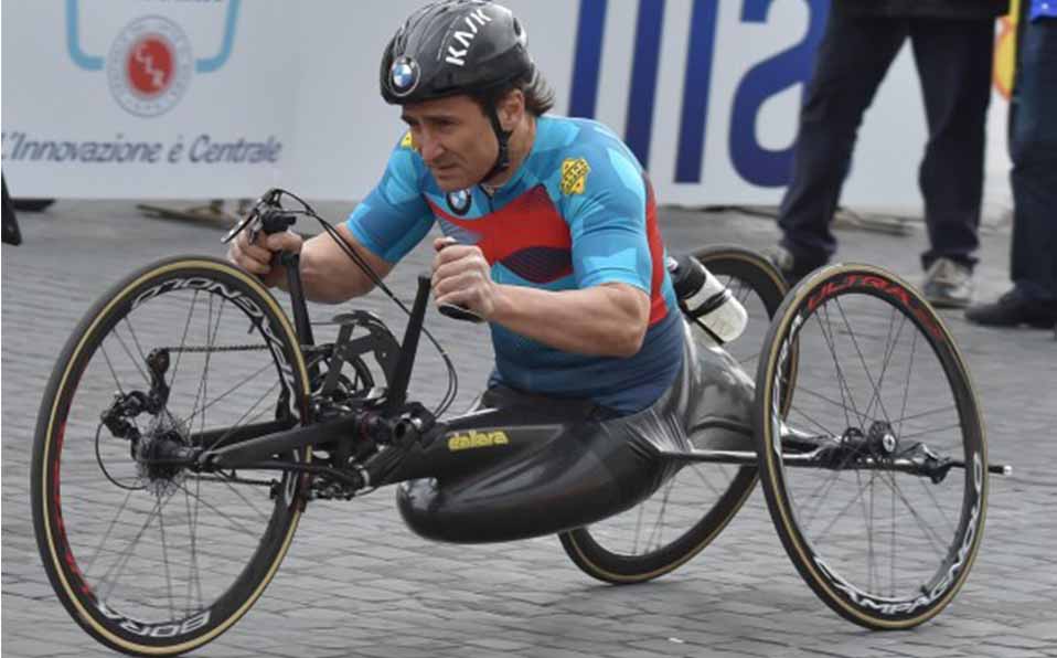 Alex Zanardi, expiloto de Fórmula 1 y ganador de cuatro medallas de oro paralímpicas en ciclismo / Foto: AFP