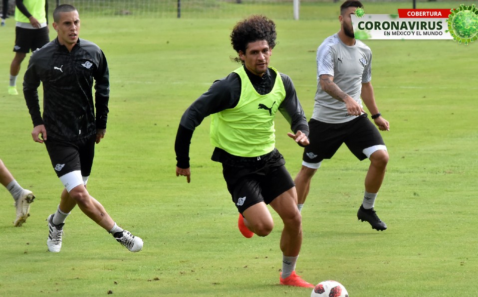 El futbol paraguayo tuvo que parar por supuestos casos positivos de covid-19. Aquí, entrenamiento del equipo Luque. Foto: AFP