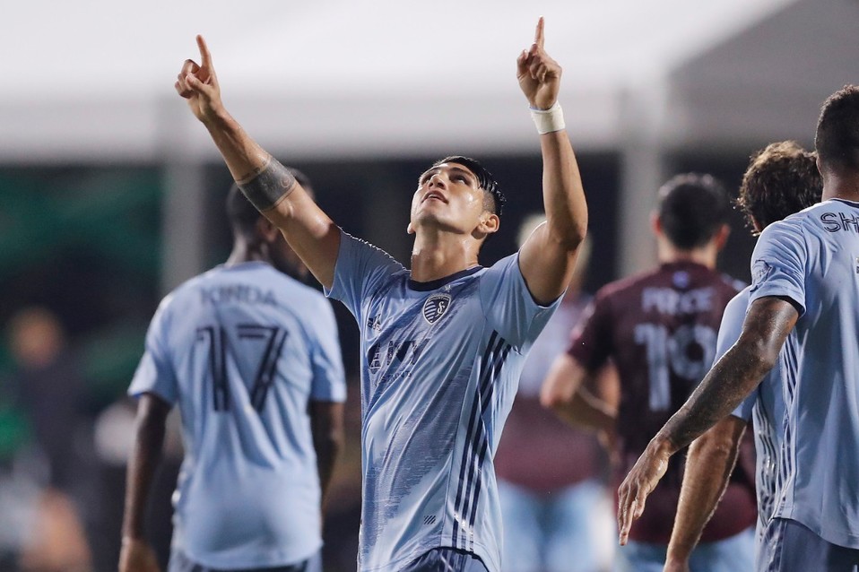 Alan Pulido se sigue afianzando como un referente del Sporting KC. FOTO: AFP.