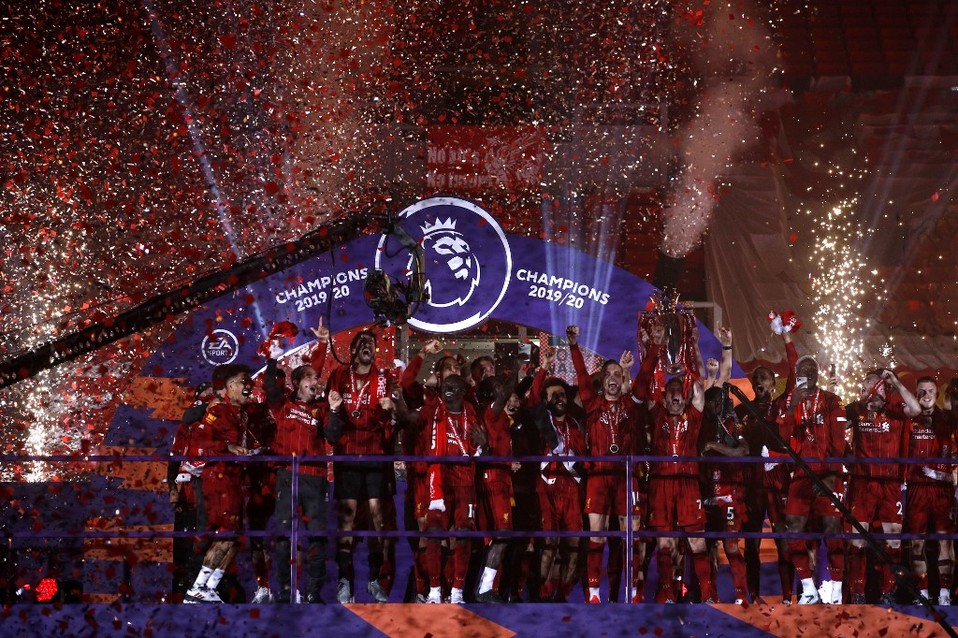 Liverpool presumió su primera corona en 30 años de la Premier. (Foto: AFP)