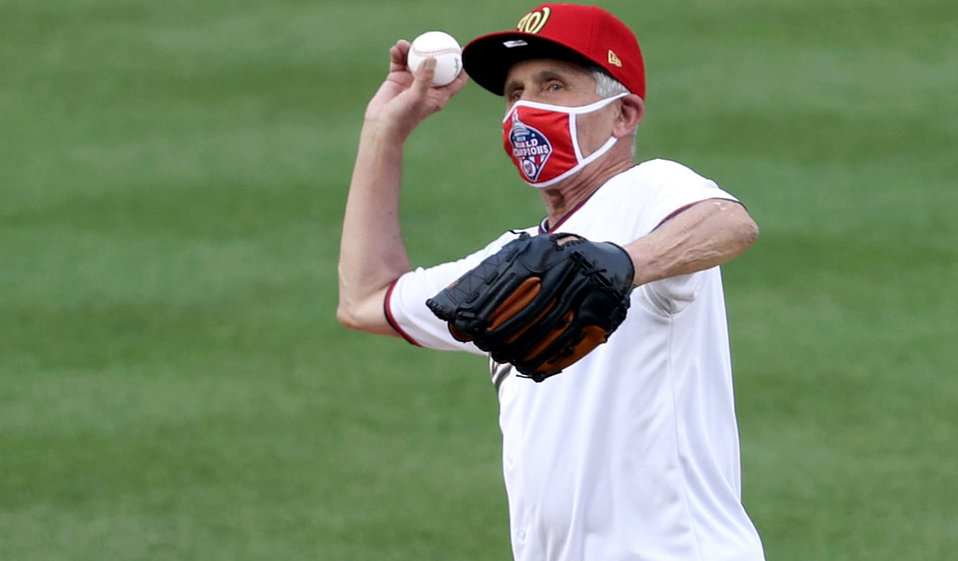 El Dr. Anthony Fauci en el lanzamiento de la inolvidable primera bola del Yankees-Nats en MLB. (AFP)