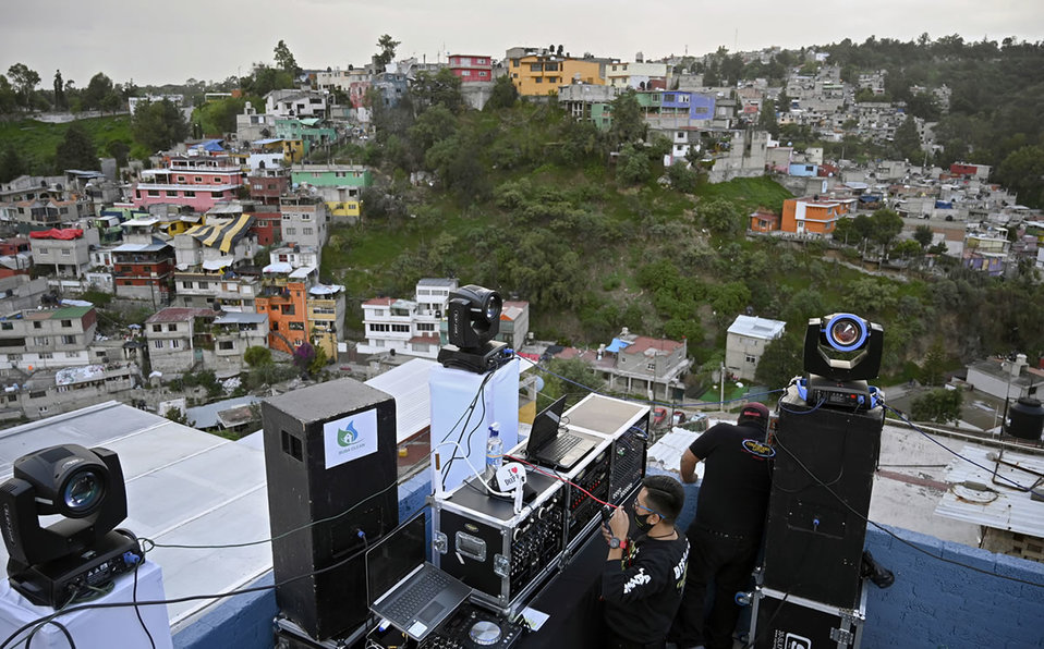Ante la imposibilidad de celebrar festejos por la crisis sanitaria, decidió llevar el espectáculo a su terraza. (AFP)