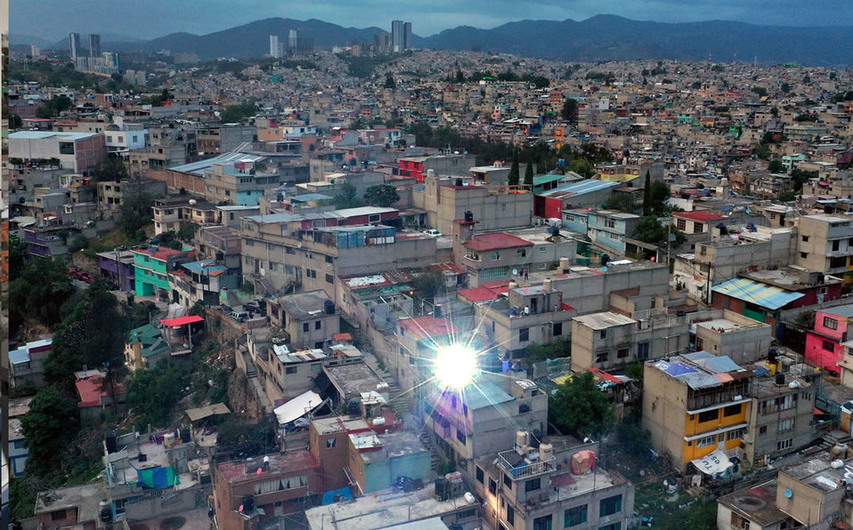 Hubo luces y bombas de humo para amenizar la fiesta en toda la colonia. (AFP)