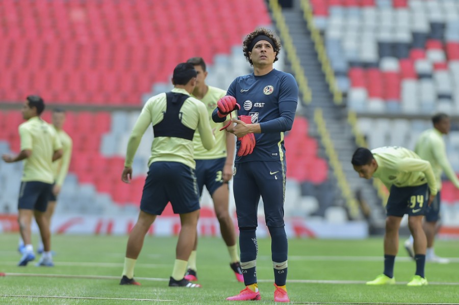 Memo Ochoa, durante una práctica con las Águilas en el Azteca. FOTO: Mexsport.