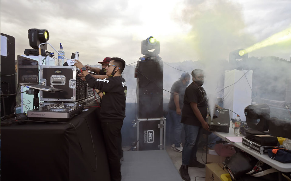 Puso cumbias y música electrónica para animar a los vecinos a bailar en sus casas y azoteas.(AFP)