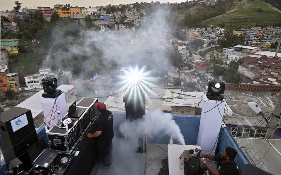Roberto García es "sonidero", un tipo de DJ muy popular en México que mezcla música y luces en bailes callejeros.(AFP)