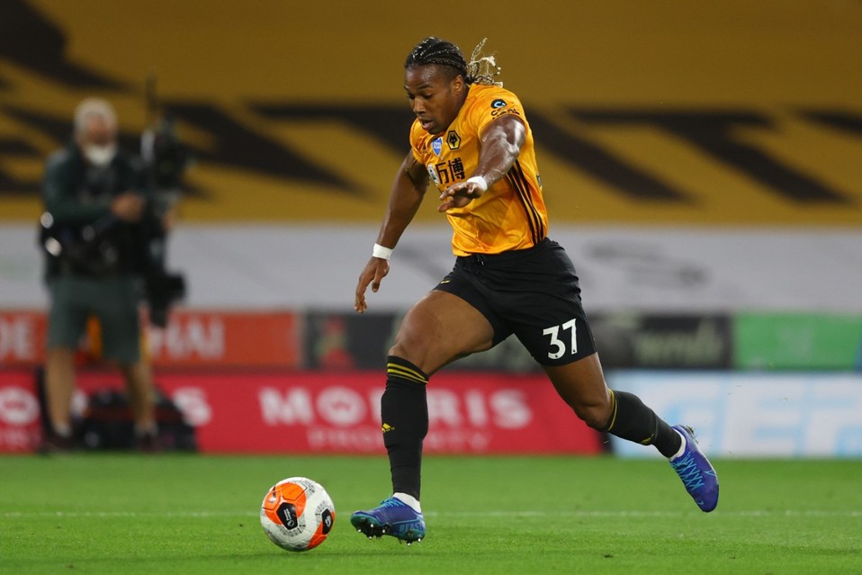 Adama ha hecho una gran mancuerna con Raúl Jiménez. FOTO: AFP.