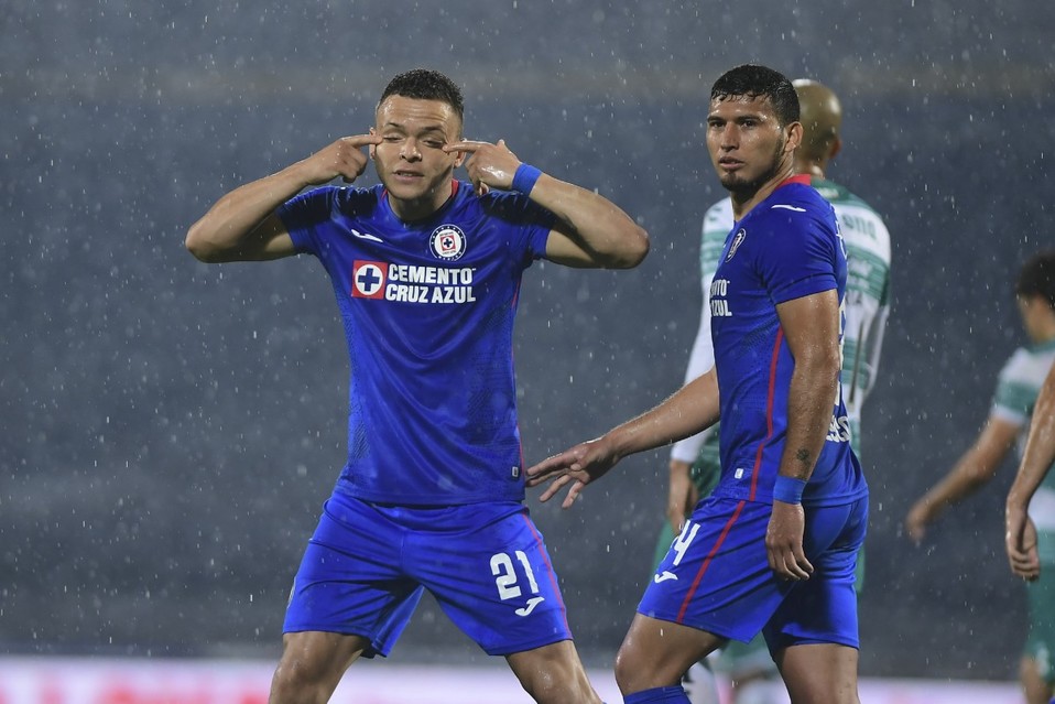El charrúa hizo la seña de tener los ojos rasgados. FOTO: Mexsport.