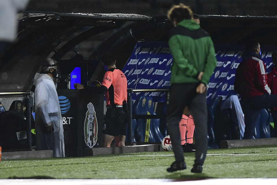 Cruz Azul vs Santos. ¿Ayuda a La Máquina? Polémica roja a Rodríguez (foto: mEXSPORT)