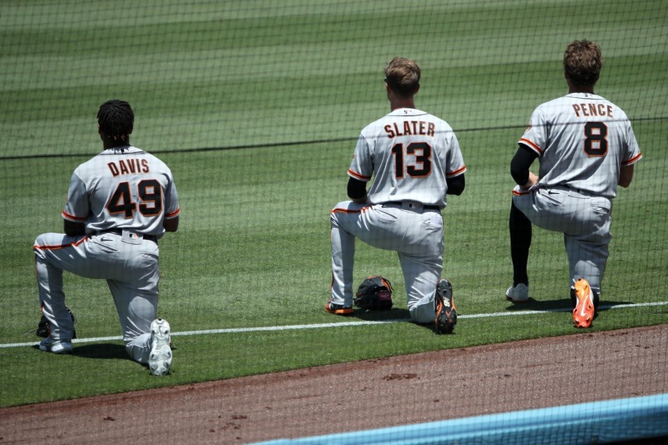 Jugadores de San Francisco Giants se arrodillaron. (Foto: AFP)