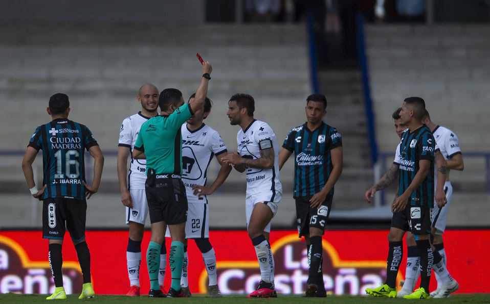 Andrés Iniestra se fue expulsado sobre el final del partido. (Foto: Mexsport)
