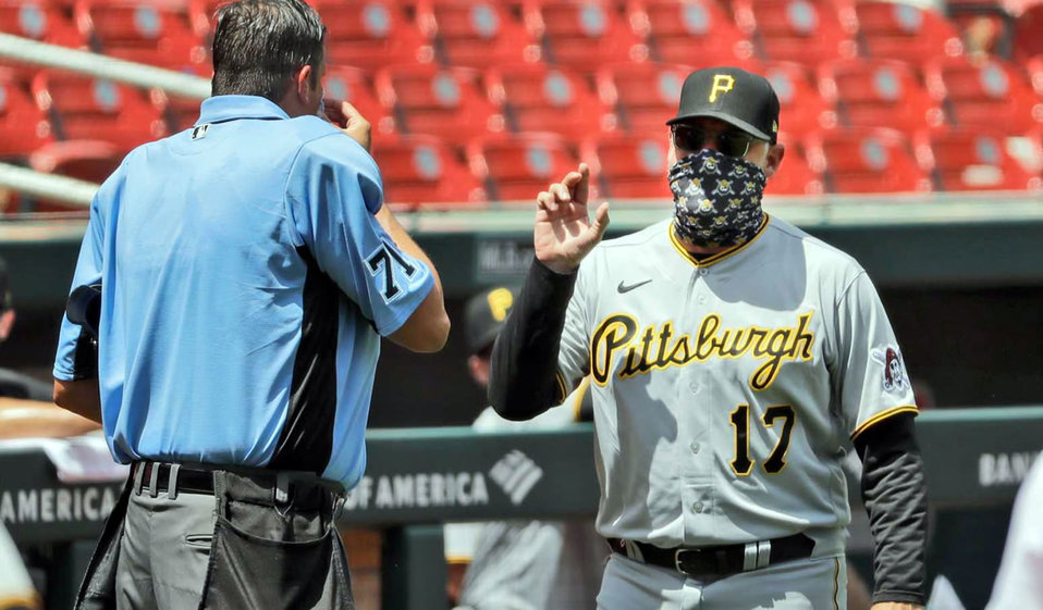 Derek Shelton, manager de los Pirates, en la discusión con el umpire, Jordan Baker. (AP)
