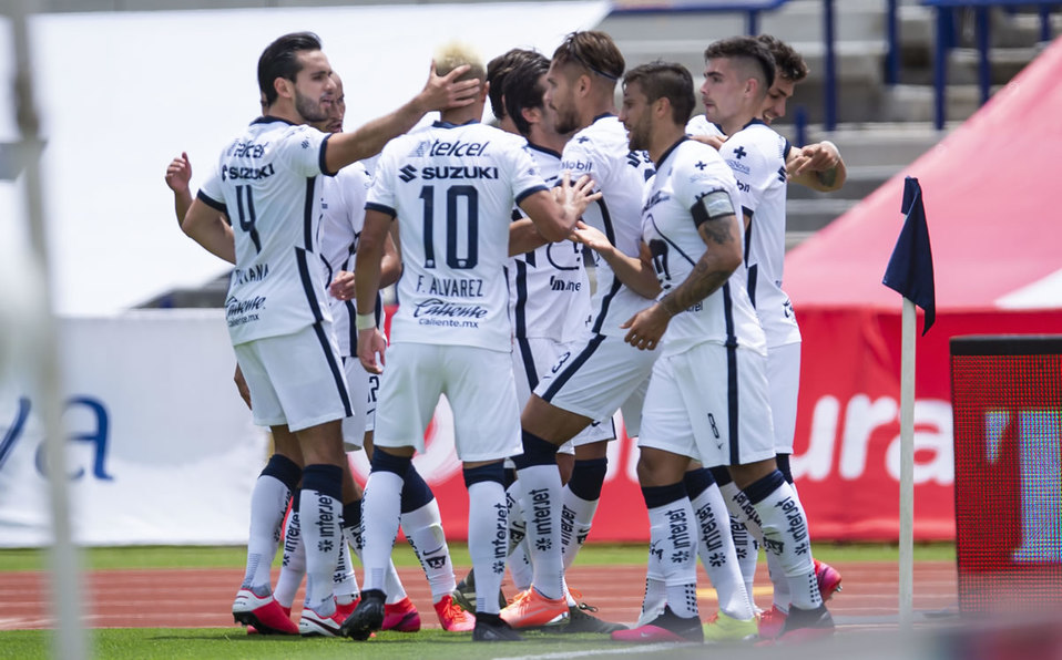 Los jugadores de Pumas celebran el primer gol de Dinenno. (Foto: Mexsport)