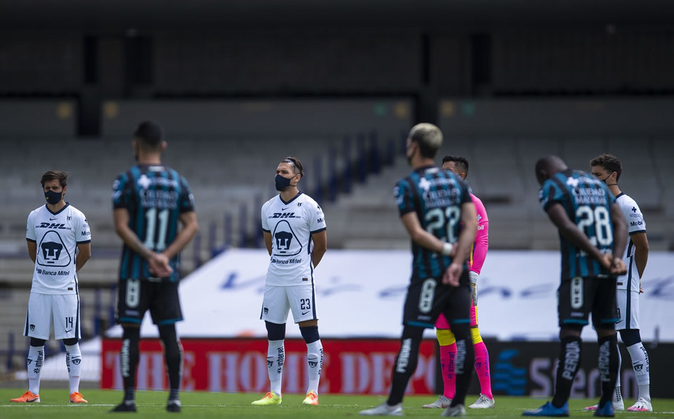Los jugadores de Pumas y Gallos guardaron un minuto de silencio en memoria de las víctimas que ha dejado la pandemia. (Foto: Mexsport)