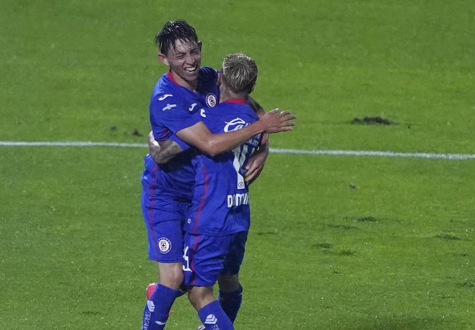 Siboldi maravillado con Alexis Gutierrez y Misael Domínguez (FOTO: Imago 7)