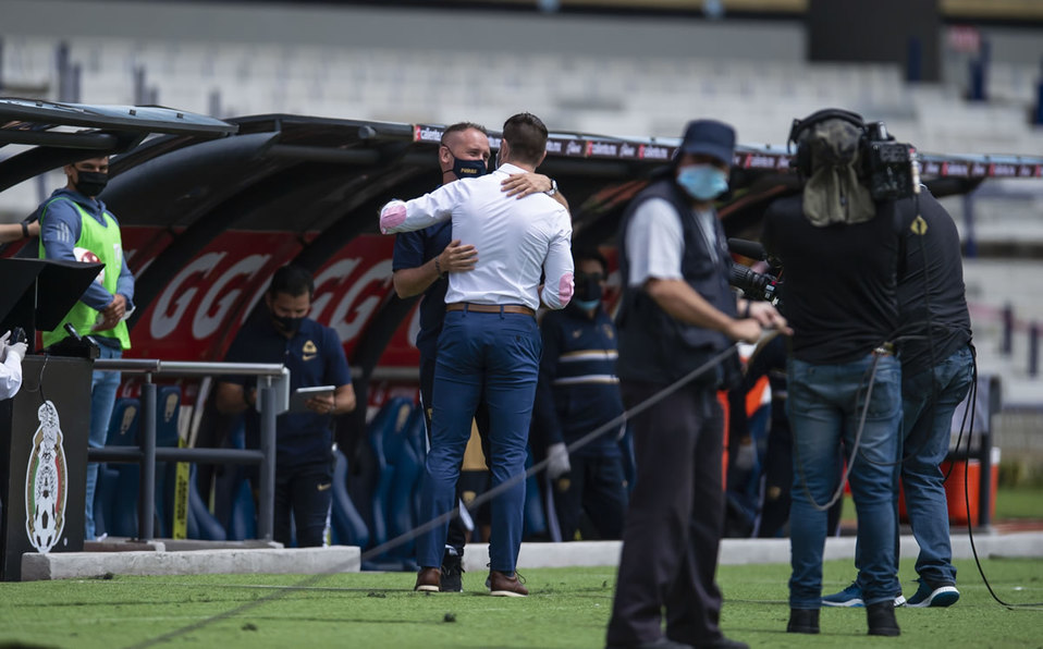 Los técnicos se saludaron antes del silbatazo inicial. (Foto: Mexsport)