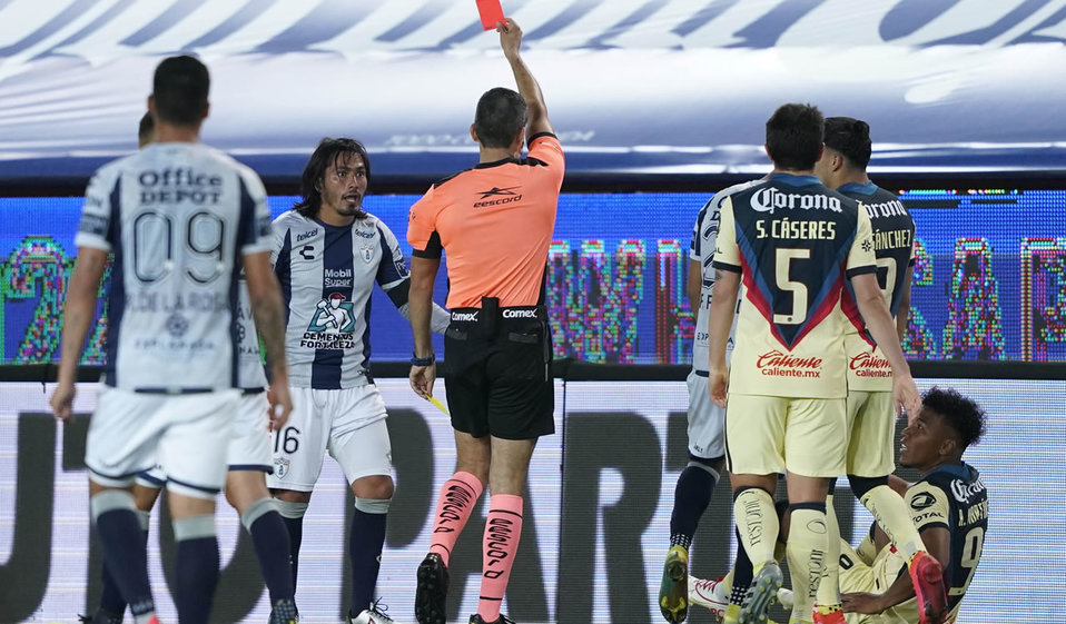 El árbitro debutante, Mario Vargas, expulsa al Burrito Hernández en el Pachuca-América. (Imago7)