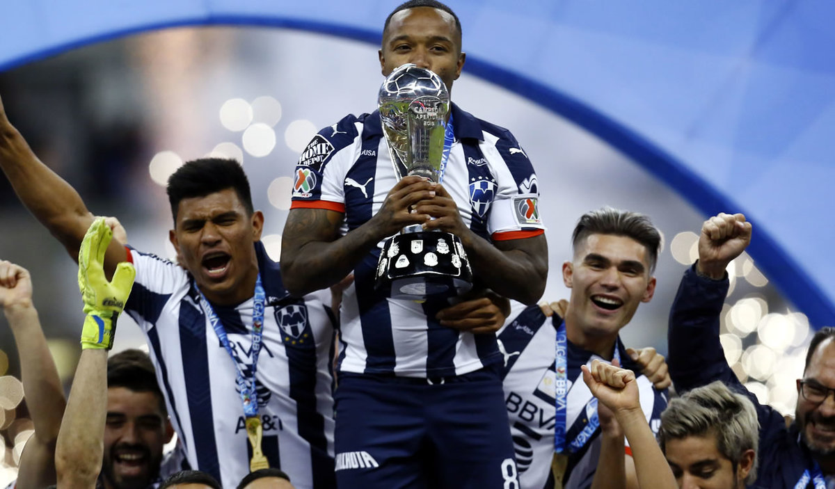Dorlan Pabón levantando el título para Rayados en el Estadio Azteca en diciembre del 2019. (Imago7)