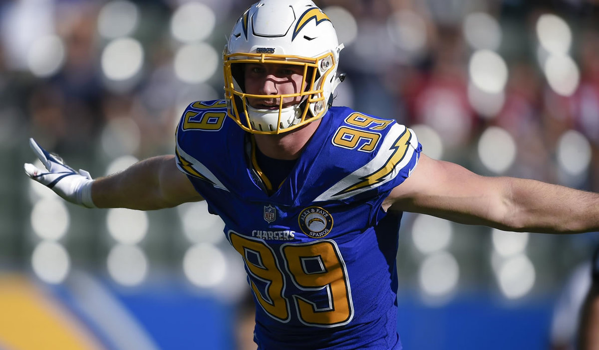 Joey Bosa fue el Novato Defensivo del 2016 en la NFL con los Chargers. (AP)