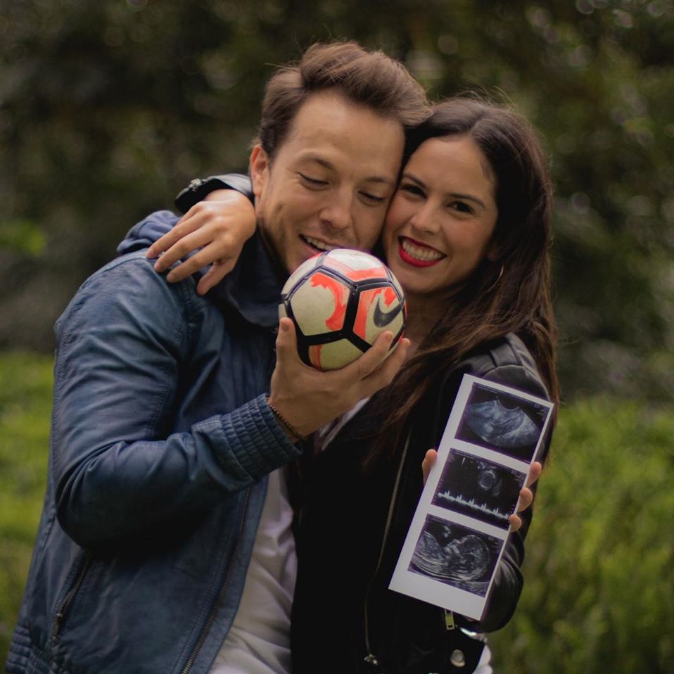 La pareja está esperando su primer hijo, al que le heredarán el amor por el futbol y los deportes.