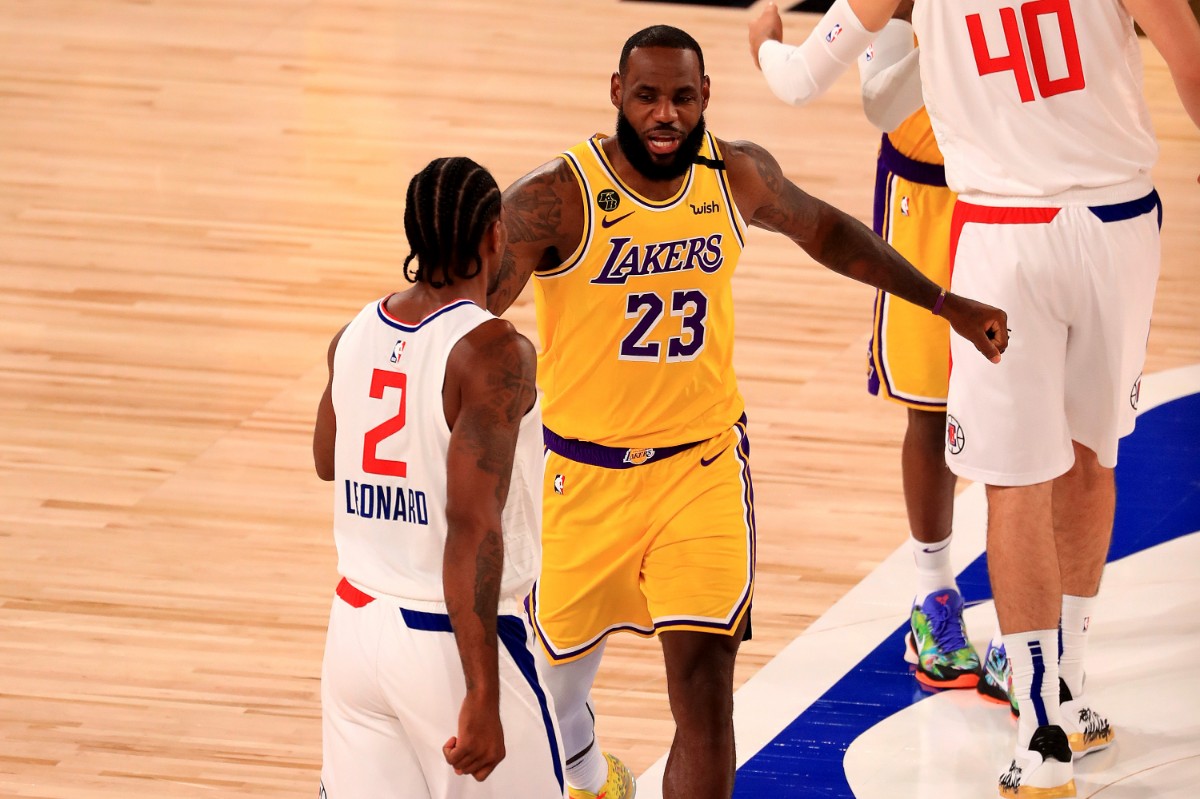 LeBron consiguió 16 puntos y 11 rebotes en su reaparición. FOTO: AFP.