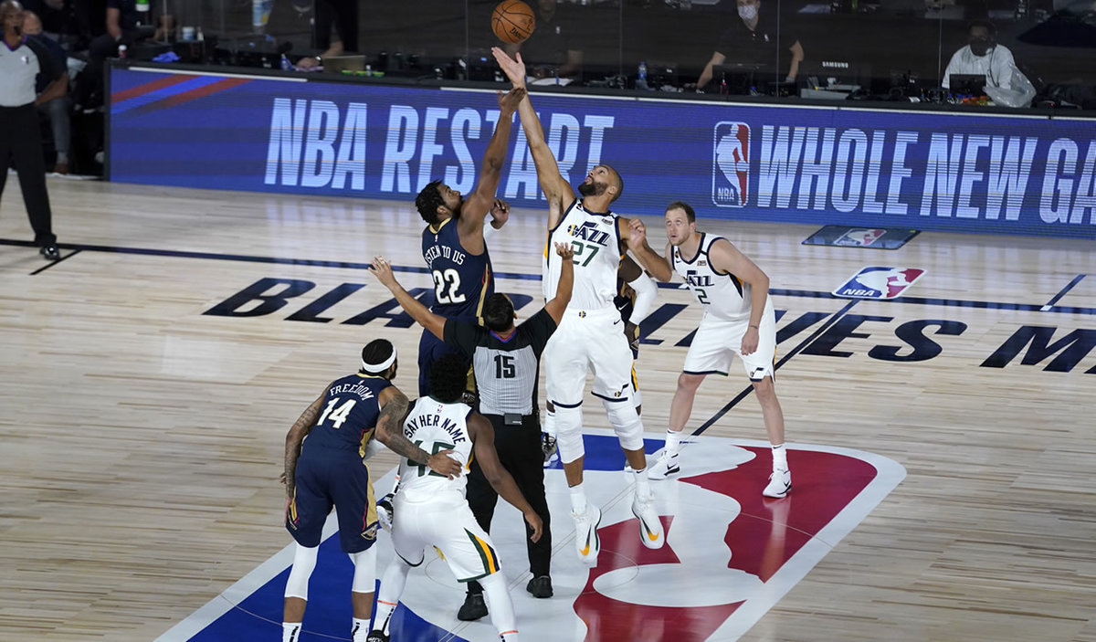 Rudy Gobert anotó la primera y última canasta del juego; él fue el primer contagiado de COVID. (AFP)