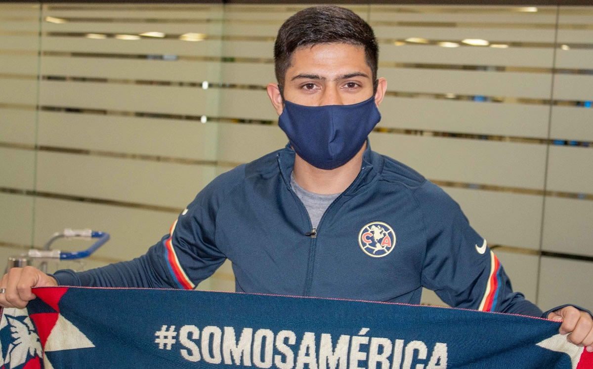 Sergio Díaz durante su arribo a la Ciudad de México. (Foto: @ClubAmerica)