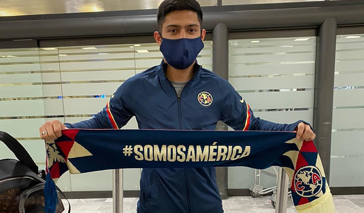 Sergio Díaz posando por primera vez con los colores del América. (Foto: Club América)