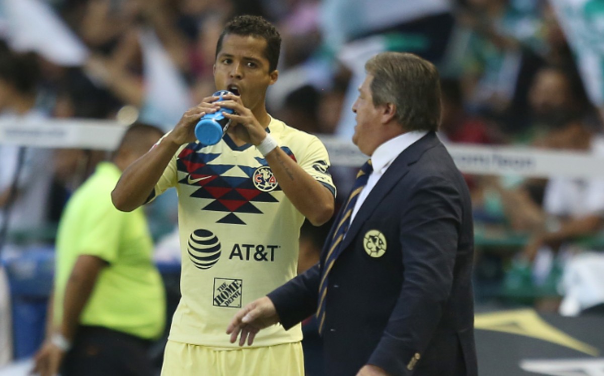 Miguel Herrera y Giovani dos Santos. Foto: Imago7