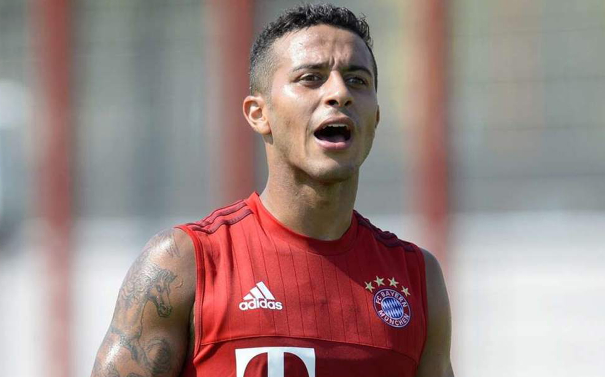 Thiago Alcántara, convive con aficionadas del Bayern / Foto: AFP