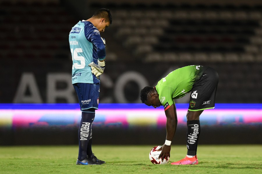 El arquero Malagón intentó intimidar a Castillo previo al cobro de penal. FOTO: Imago7.