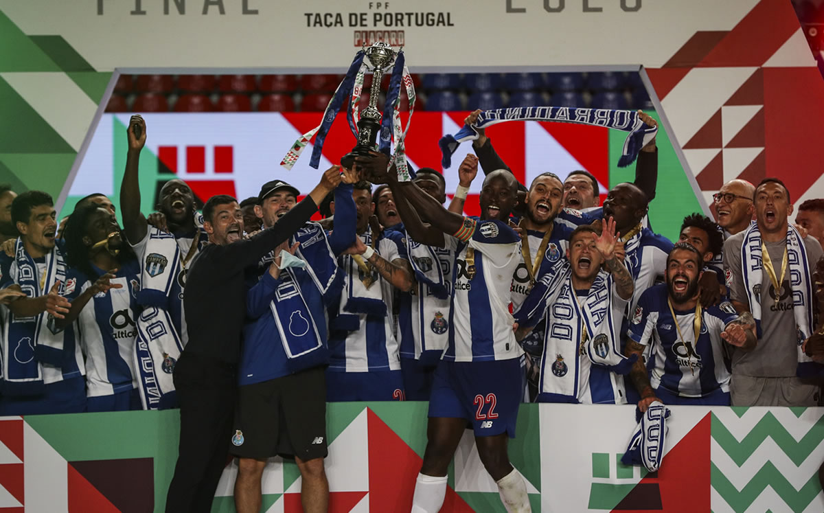 Los Dragones se llevaron la Copa (AFP)