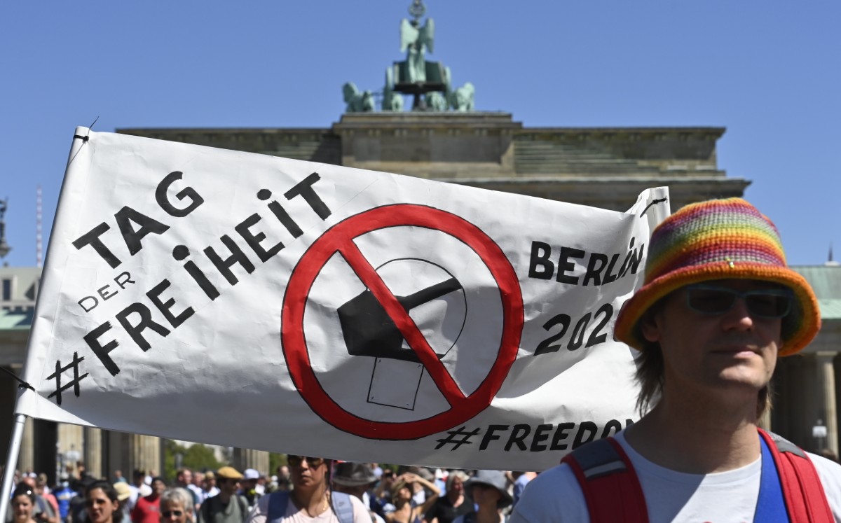 Los manifestantes en la Puerta de Brandenburgo, en Berlín. Foto: AFP