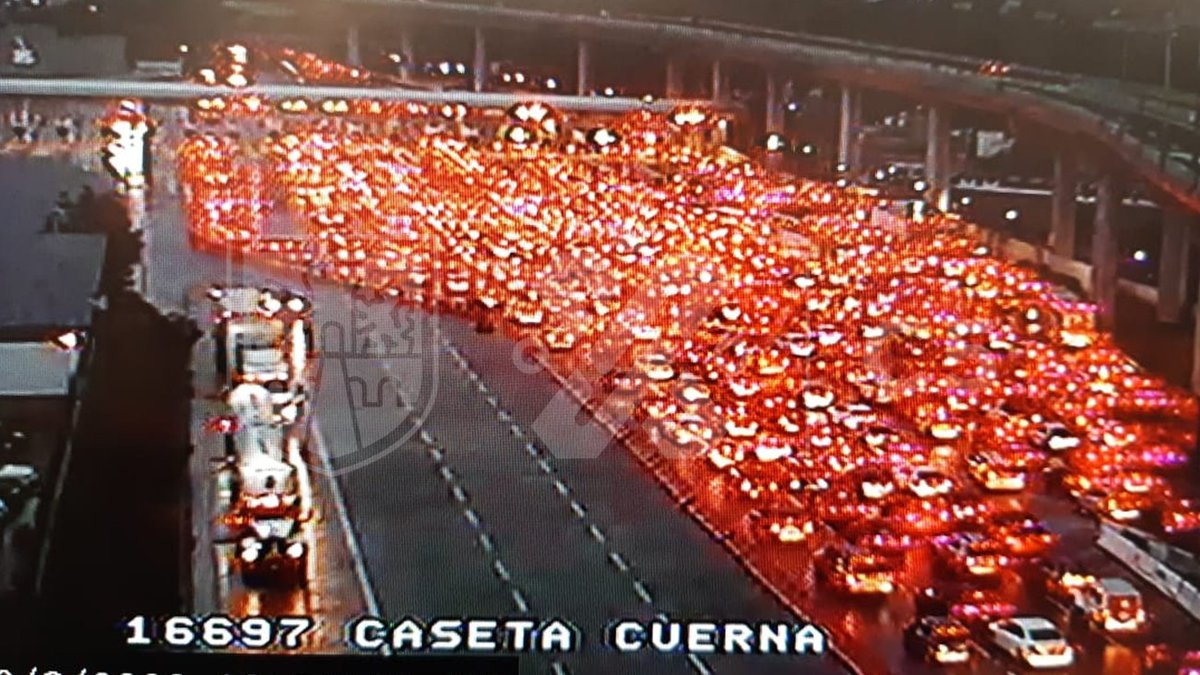 La autopista México-Cuernavaca lució una fuerte carga vehicular. (Foto: captura)