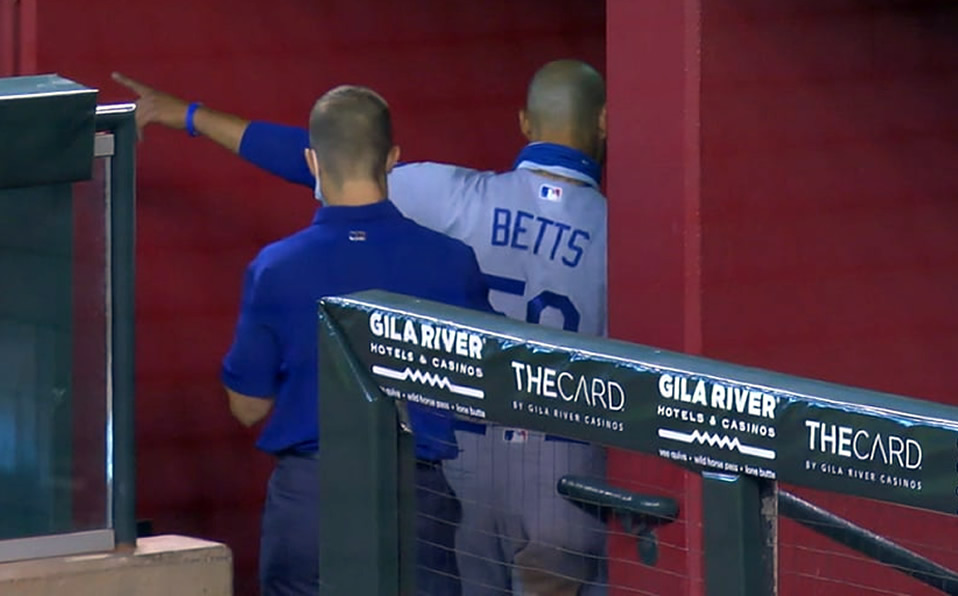 Betts pegó su segundo home run de la campaña antes de salir del juego. (Foto: AP)