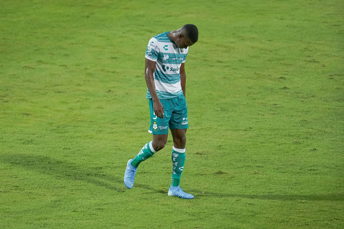 Félix Torres se fue expulsado, pero Chivas no aprovechó. (Foto: Imago7)