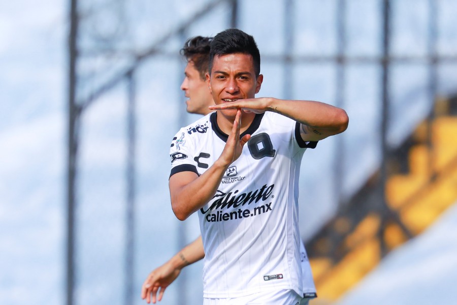 Omar Islas festeja su gol con los Gallos. FOTO: Imago7.