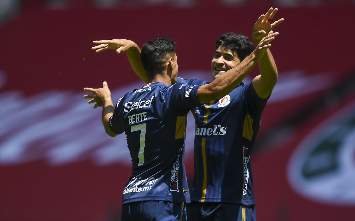 Germán Berterame (izq.) celebra su gol ante Toluca. (Foto: Imago7)