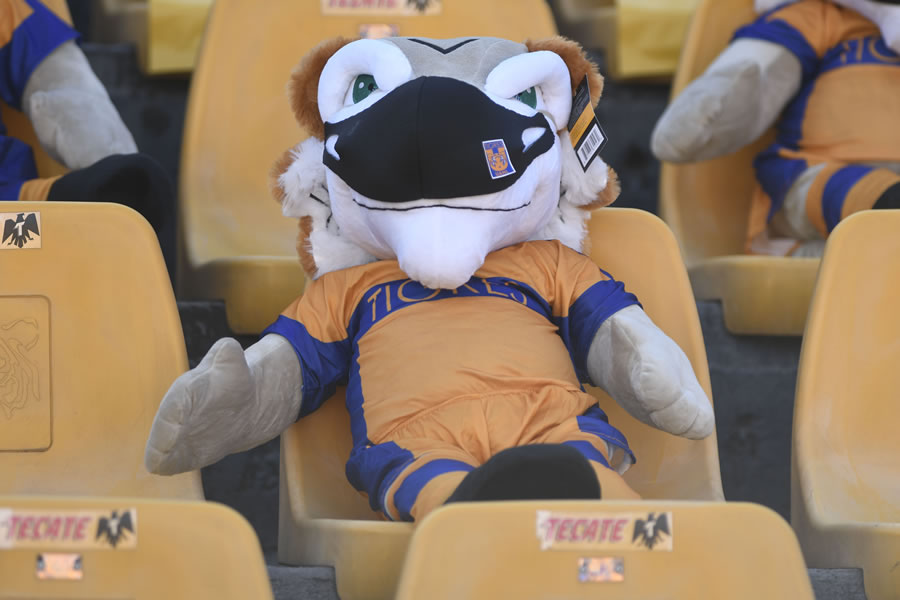 Previo al inicio del partido se colocaron peluches en la tribuna. (Foto: Imago7)
