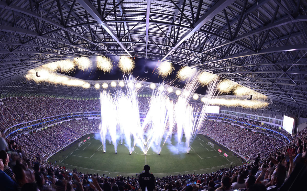 Rayados inauguró su casa ante Benfica el 2 de agosto del 2015. (Foto: Mexsport)