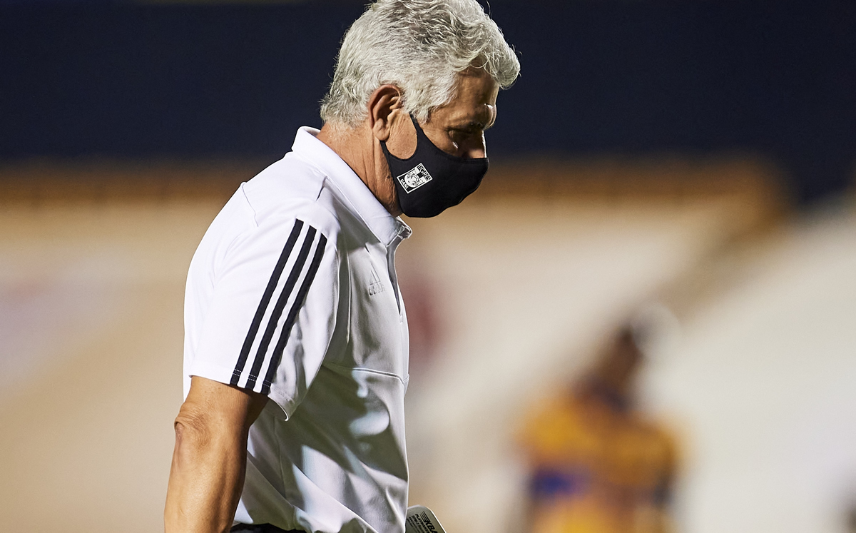 Tuca tardó en hacer cambios y no utilizó a Leo Fernández. (Foto: Mexsport)