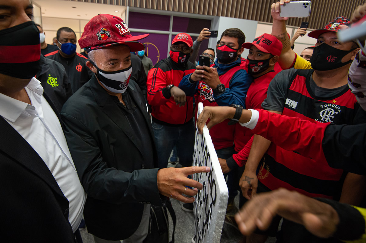 Locura sin medidas sanitarias en Brasil para recibir a Torrent, nuevo DT del Flamengo (FOTO: AFP)