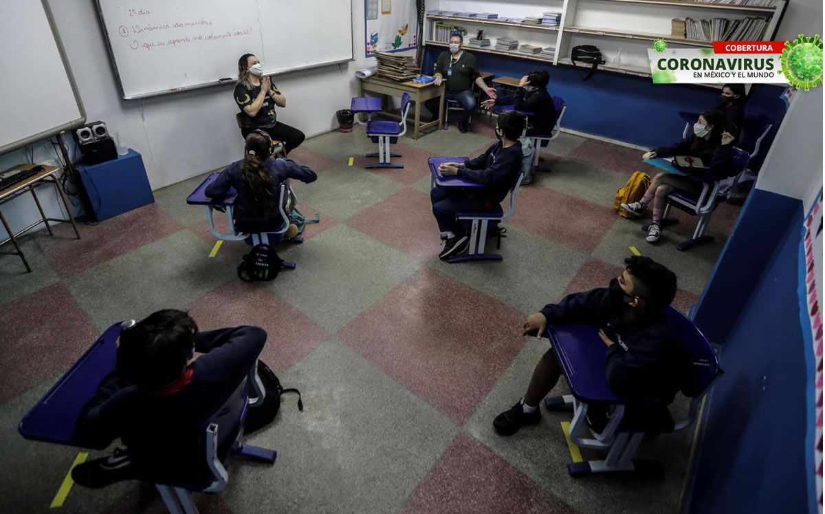 Alumnos en España toman clases con distancia social. (Foto: EFE)