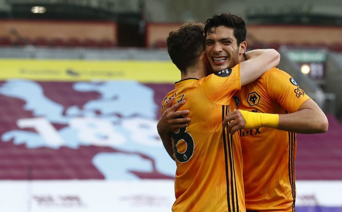 Raúul Jiménez y los Wolves llegan con el empate global 1-1- ante Olympiacos (Foto: AFP)