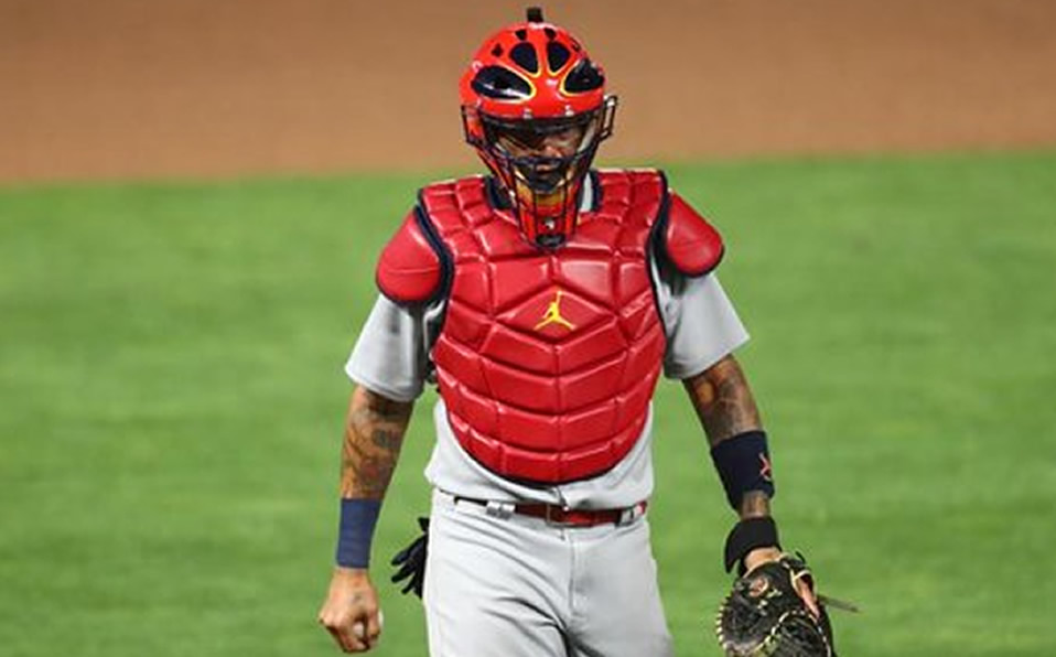 Yadier Molina encabeza a peloteros con positivo en los Cardenales