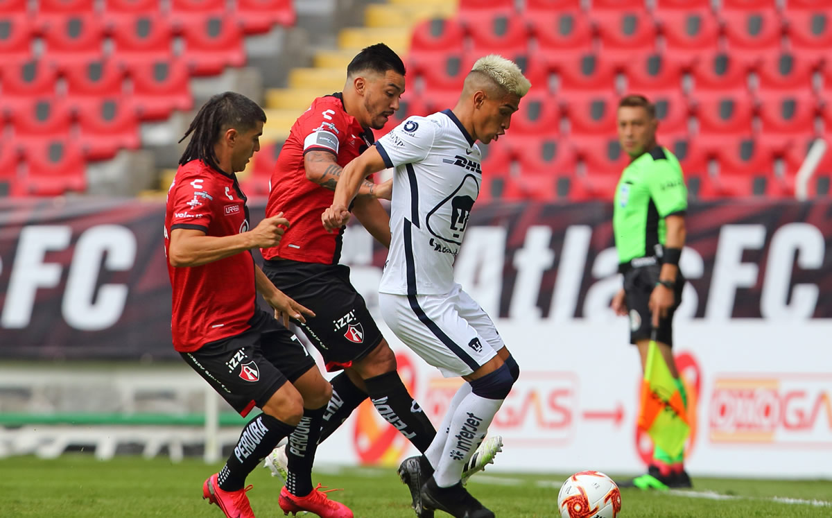 Favio Álvarez se lesionó en el partido ante Atlas. (Foto: Mexsport)